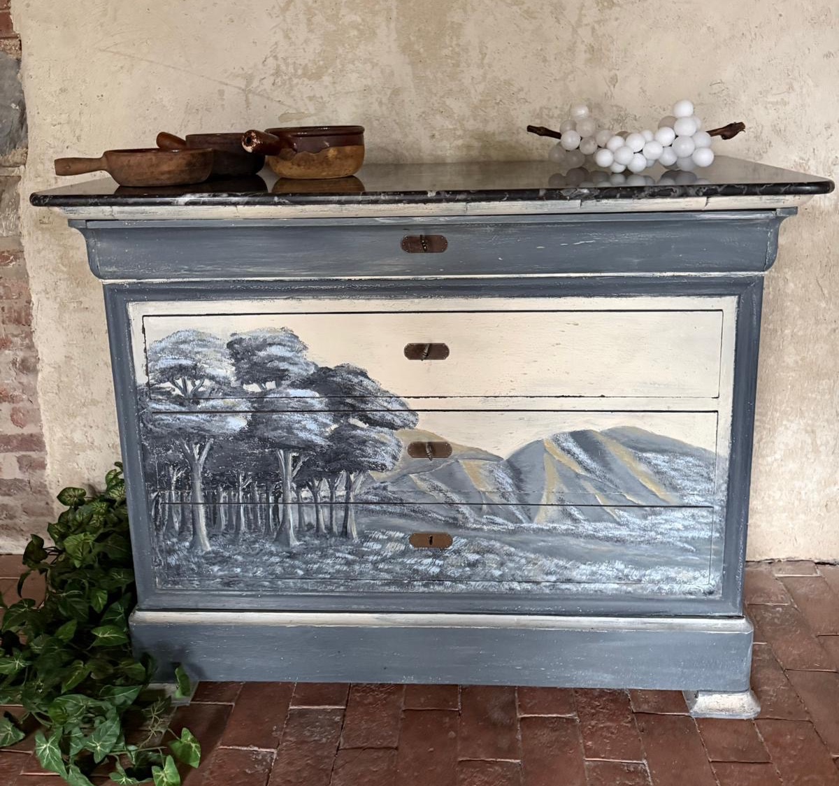 Commode Louis Philippe datant du 19e siècle avec marbre d’origine 