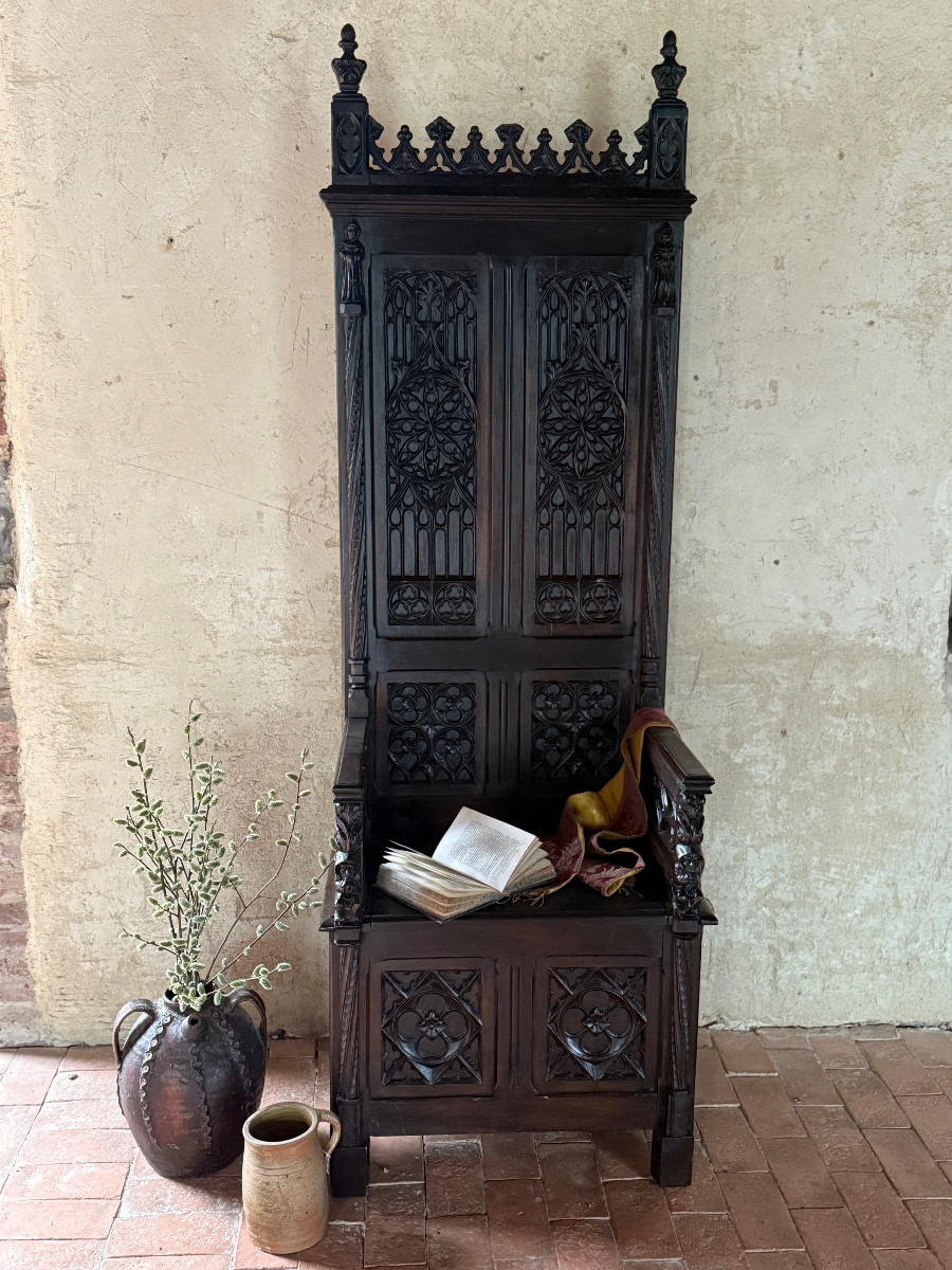 Grand cathedre neo-gothique avec coffre en noyer 