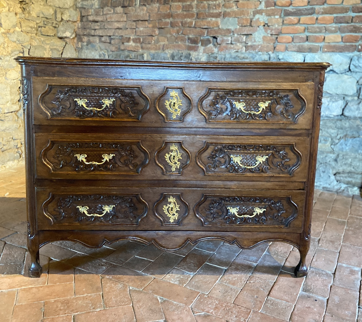Commode liégeoise Louis XIV datant du 18 e siecle belle sculpture 