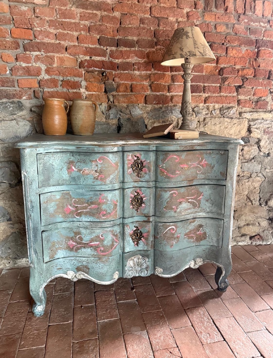 Commode galbée arbalète Louis XV  des années 1900 