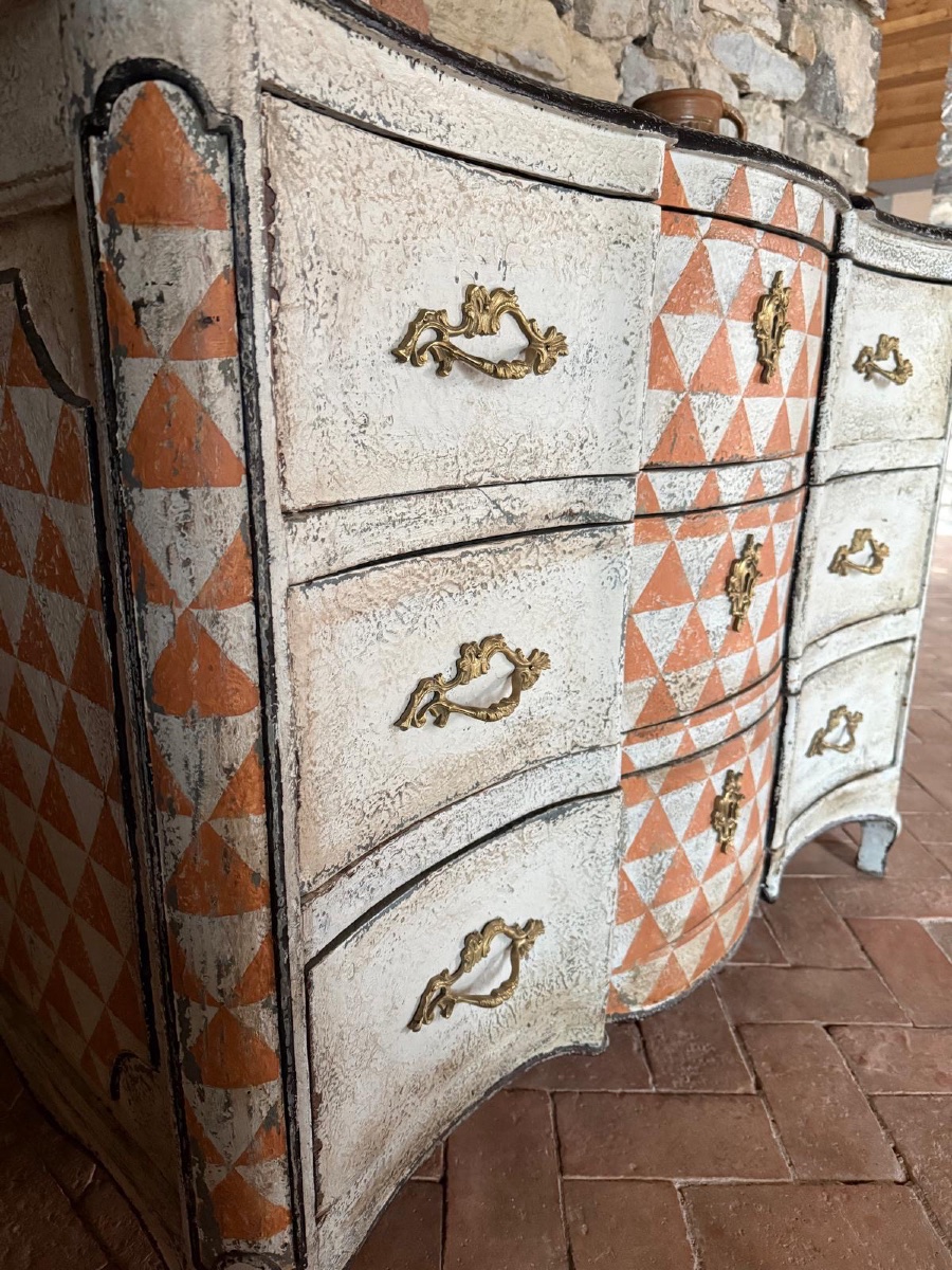 Commode galbée Louis XV datant du 18e siecle patine-photo-2