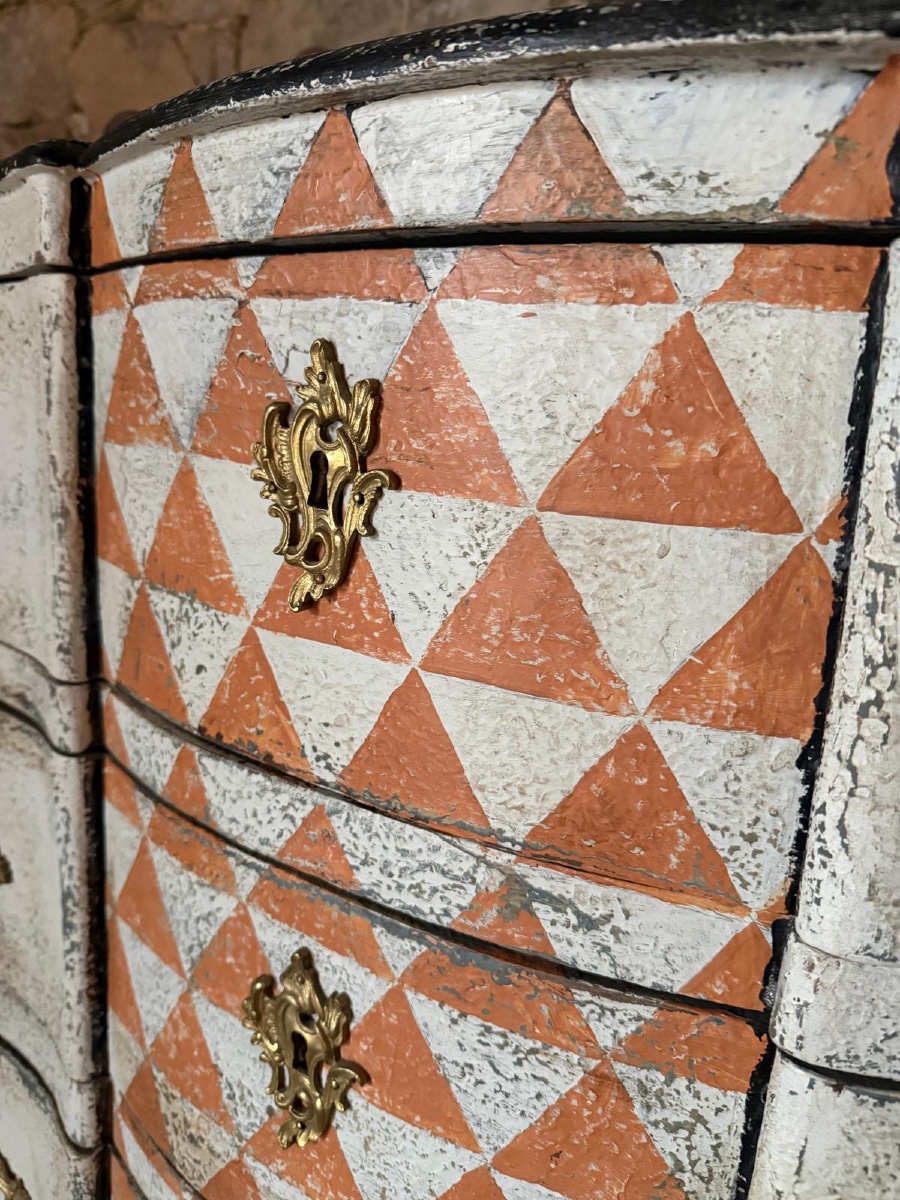 Commode galbée Louis XV datant du 18e siecle patine-photo-1