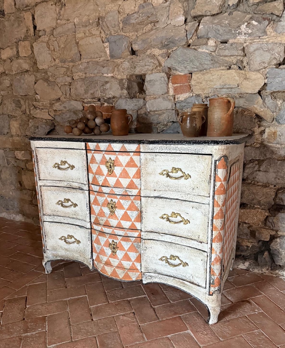 Commode galbée Louis XV datant du 18e siecle patine