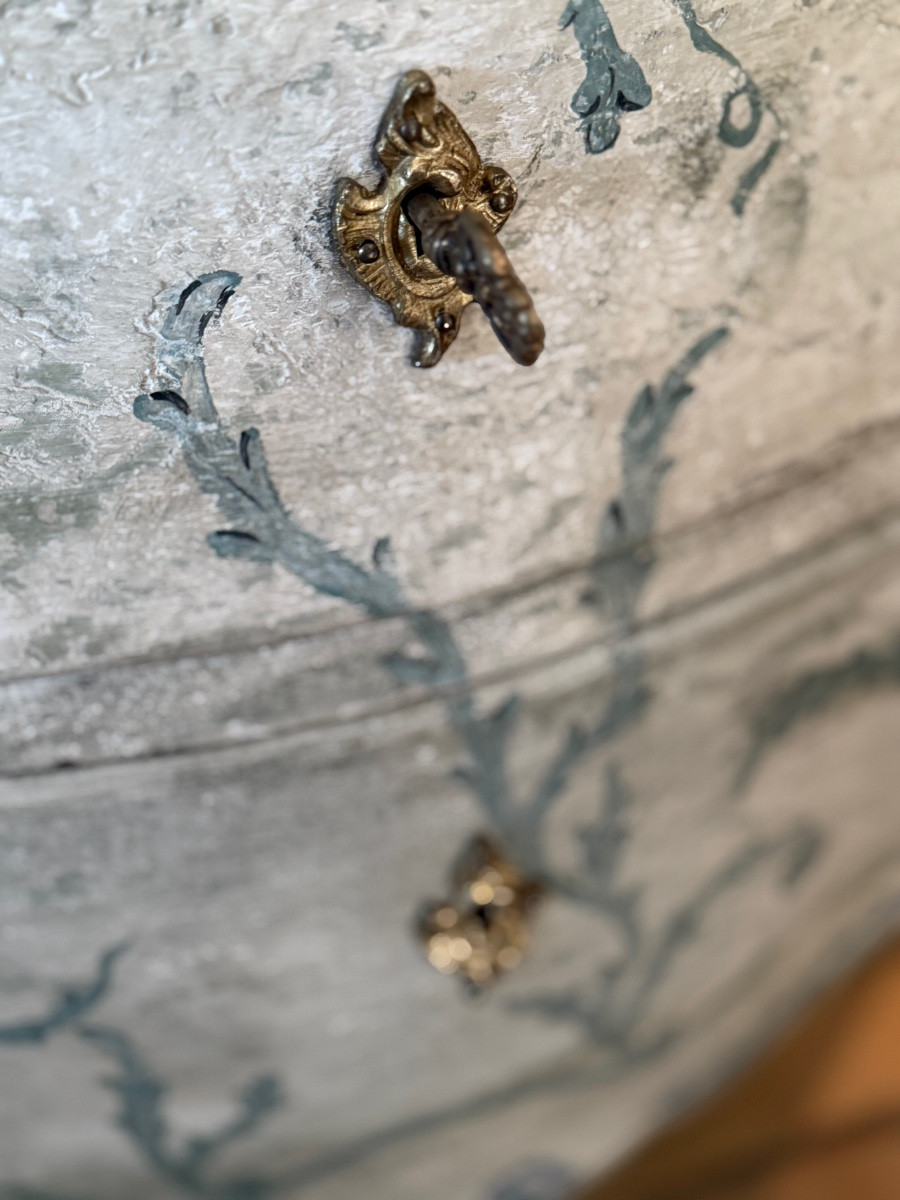 Commode Louis XV datant des années 1900 patine à la feuille d’acanthe avec son joli marbre -photo-3