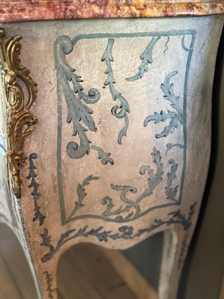 Commode Louis XV datant des années 1900 patine à la feuille d’acanthe avec son joli marbre -photo-2