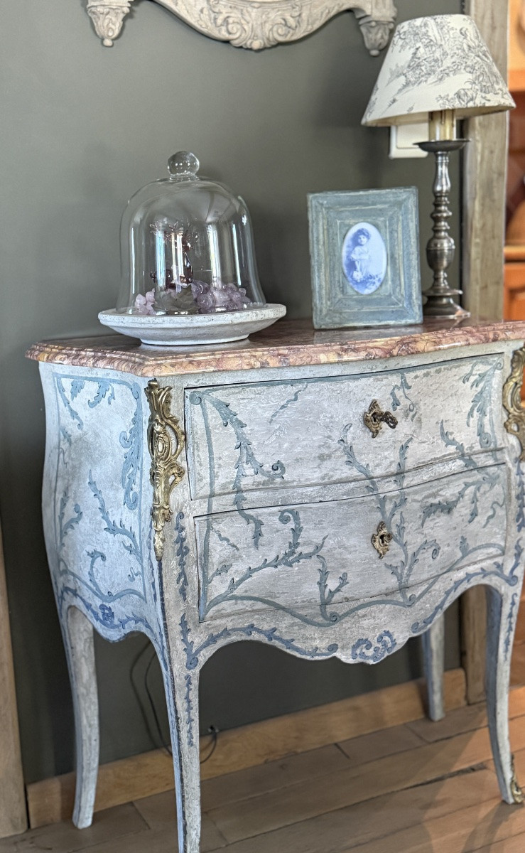 Commode Louis XV datant des années 1900 patine à la feuille d’acanthe avec son joli marbre -photo-4