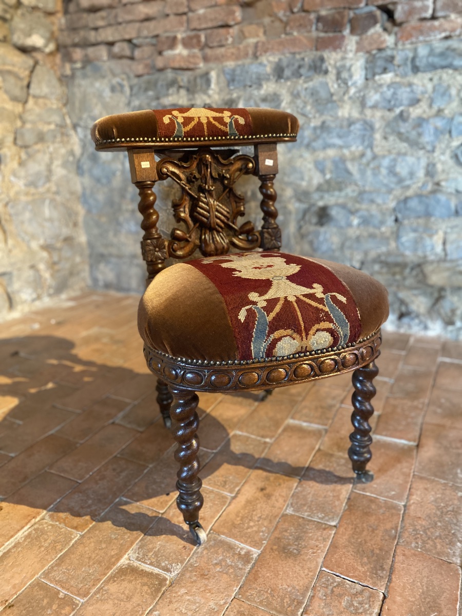 Chaise de fumeur datant du 19e siecle tissus d’origine sculptée 