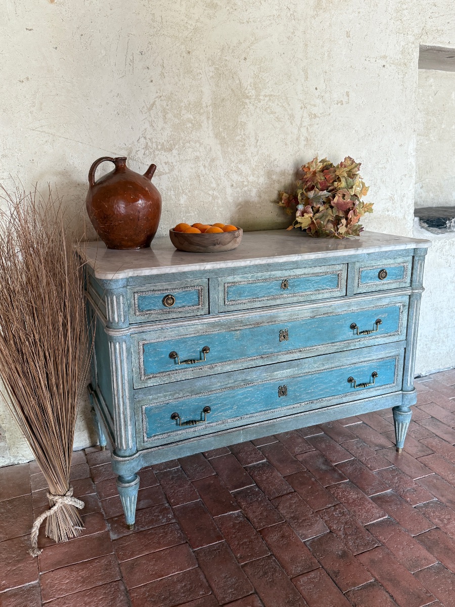 Commode Louis XVI datant des années 1900 avec son marbre d’origine 