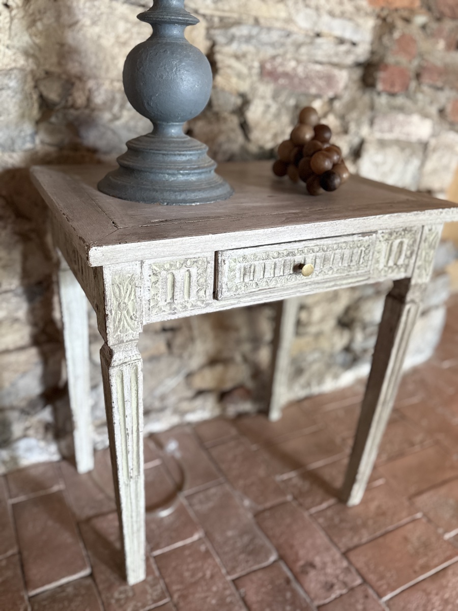 Petite table Louis XVI datant du 18e siecle avec 1 tiroir 
