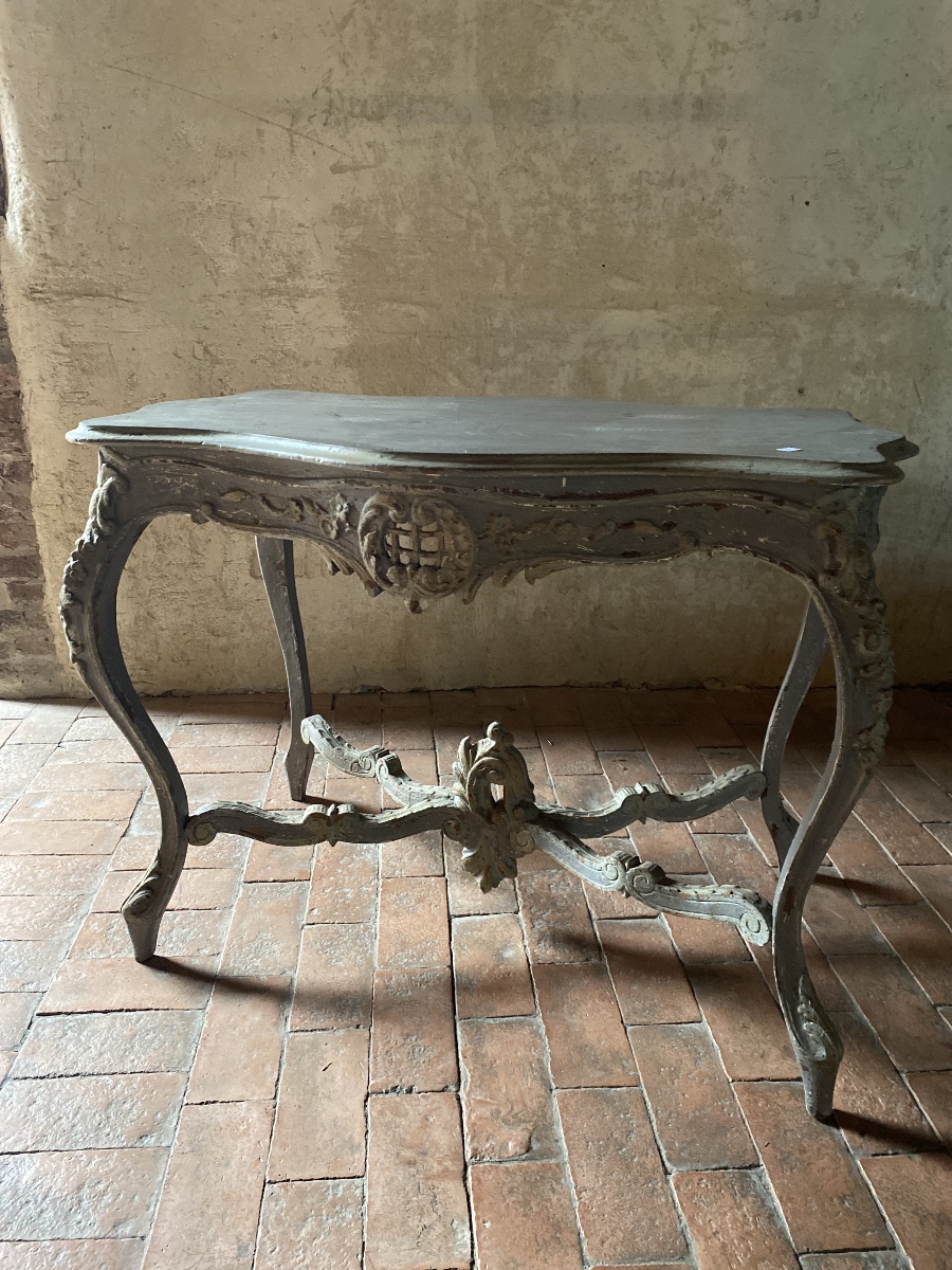 Table de milieu Louis XV galbée datant du 19e siècle 