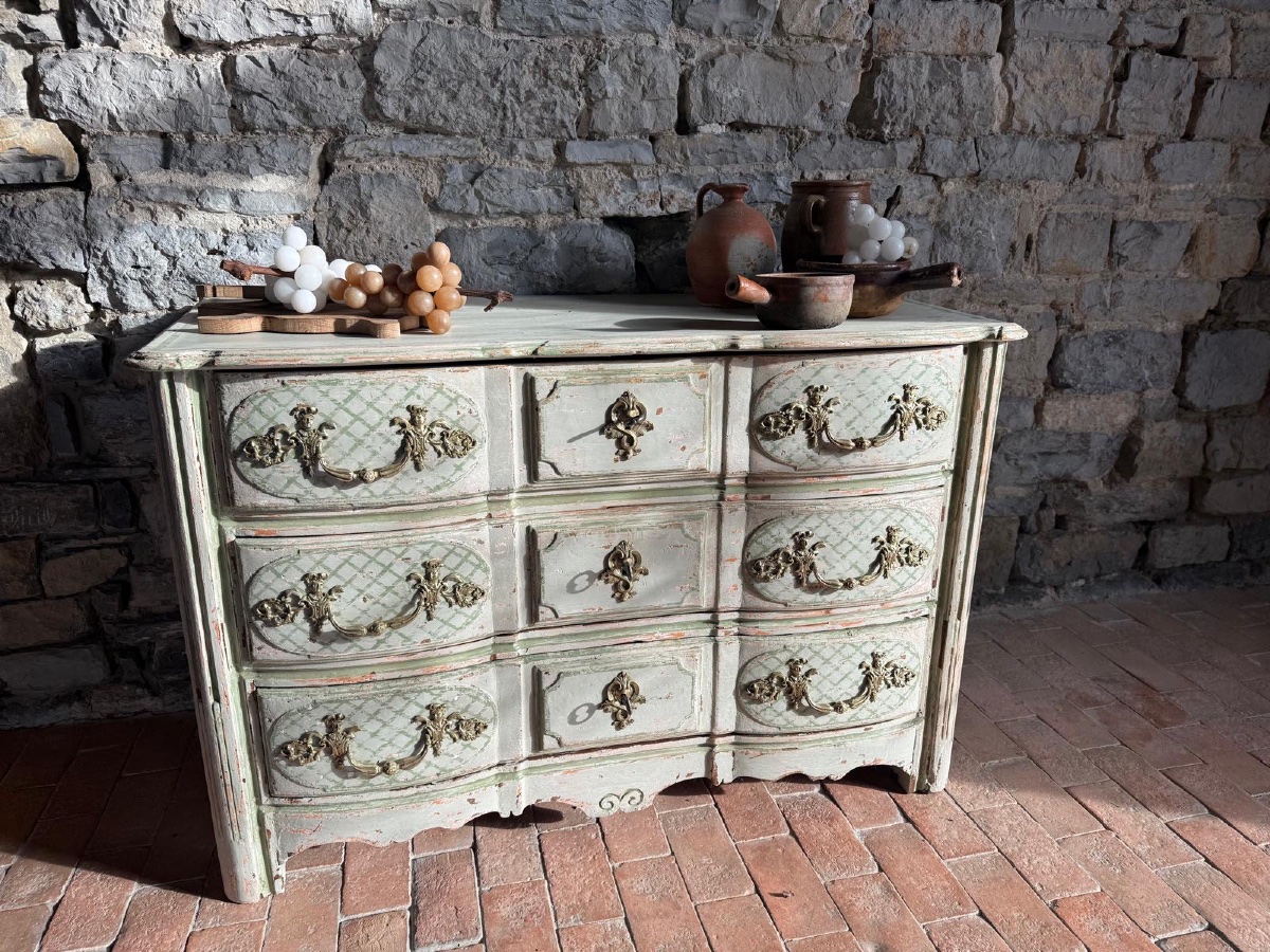 Commode galbée Louis XIV datant du 18e siècle 