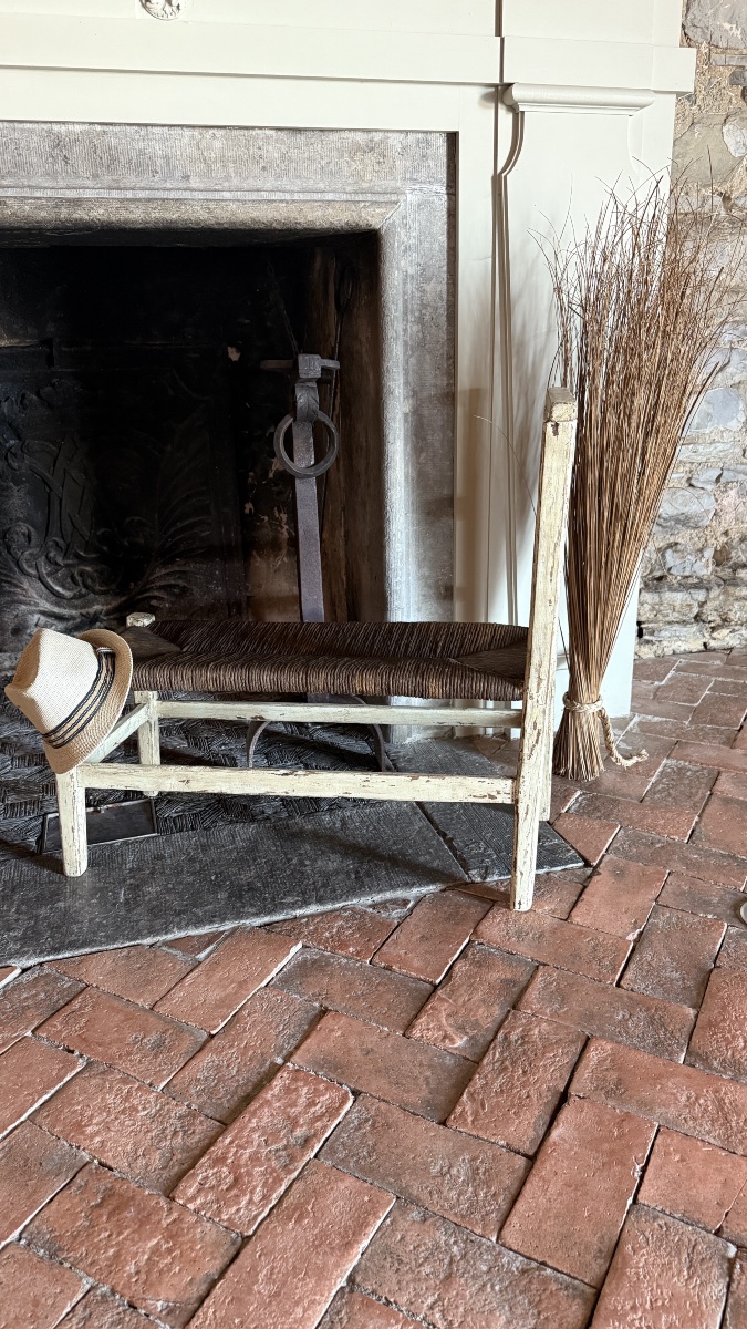 An 18th-century Cantou Bench With Beautiful Proportions 