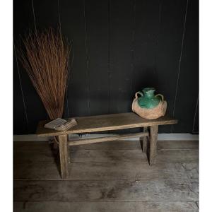 Petit banc primitif en chêne brut grisaillant datant de la fin du 18e siècle 