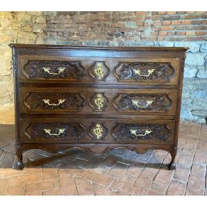 Commode liégeoise Louis XIV datant du 18 e siecle belle sculpture 