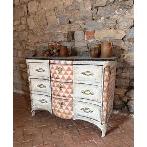 Commode galbée Louis XV datant du 18e siecle patine