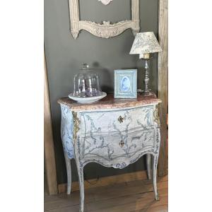 Commode Louis XV datant des années 1900 patine à la feuille d’acanthe avec son joli marbre 