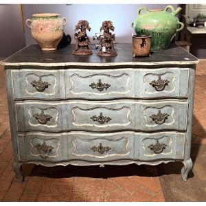 Commode Louis XV galbée datant du 18e siècle liégeoise
