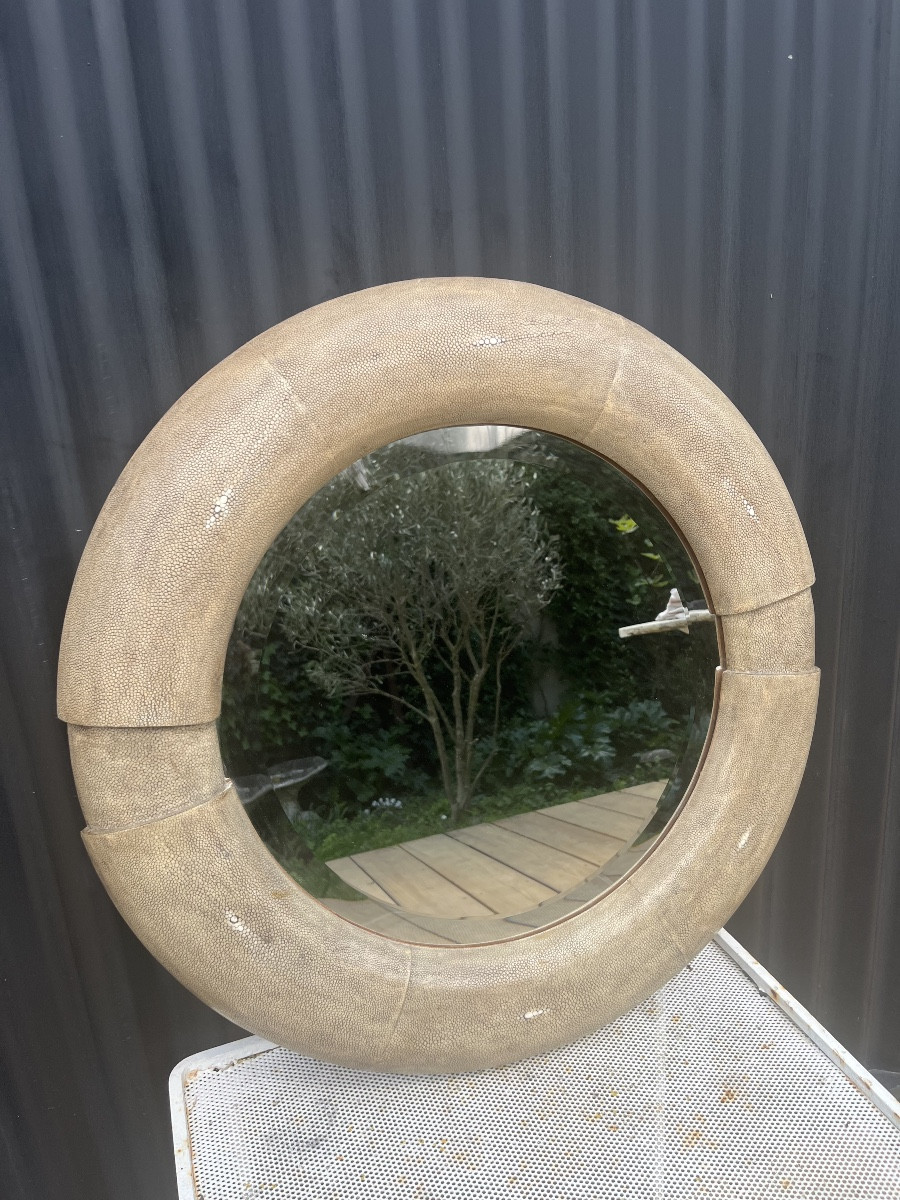 Miroir en galuchat de Ria et Youri Augousti.