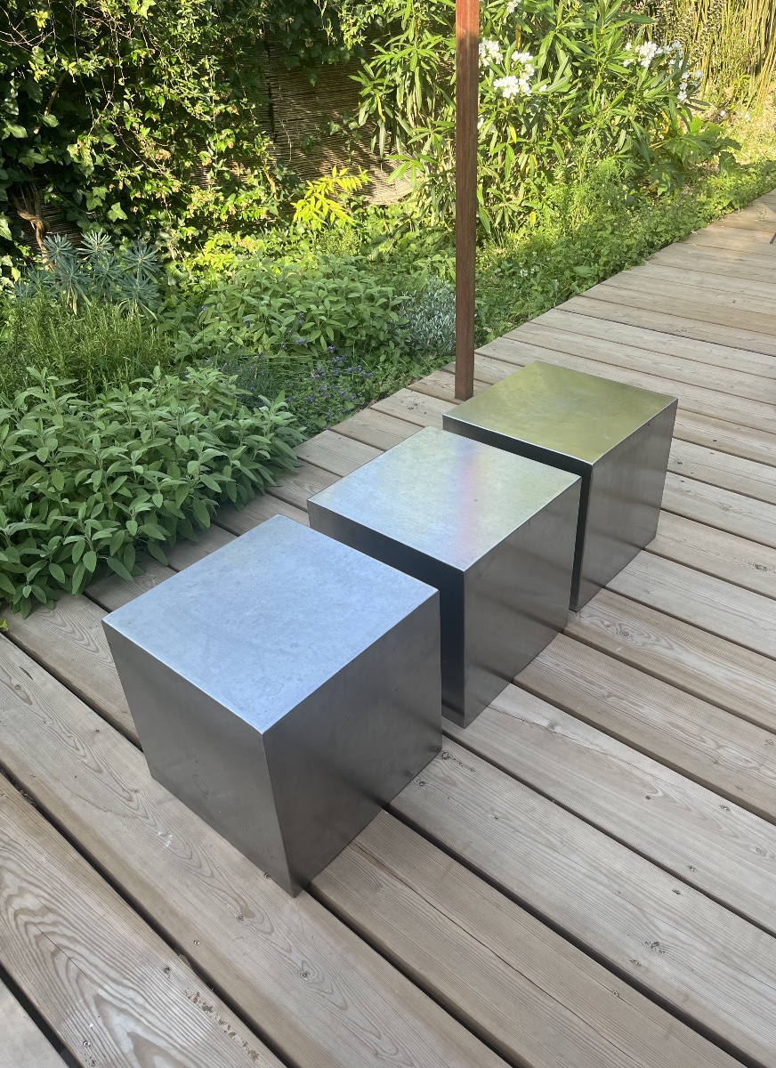 Trois cubes inox de Maria Pergay.-photo-2
