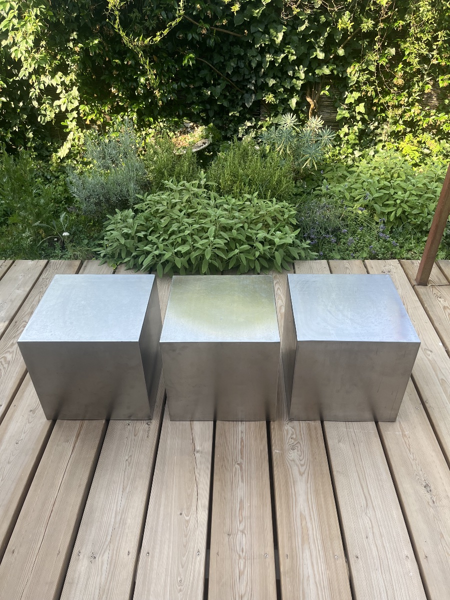 Trois cubes inox de Maria Pergay.-photo-3