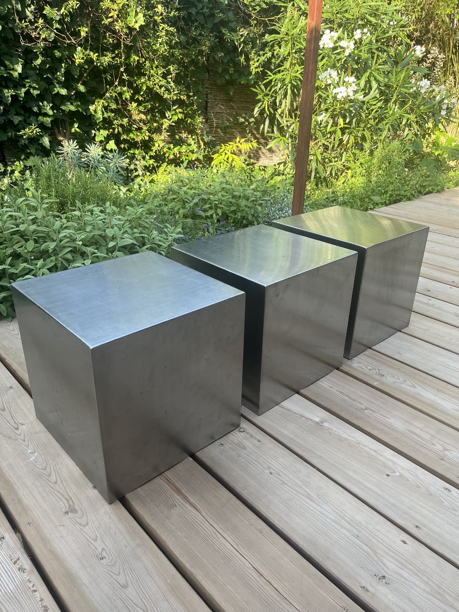 Trois cubes inox de Maria Pergay.