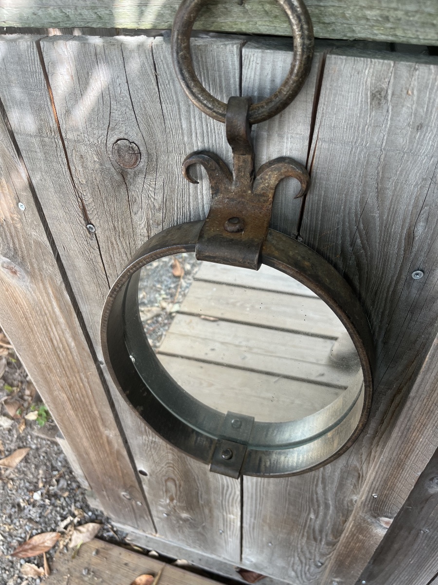 Miroir en fer forgé.