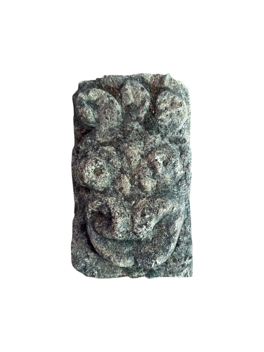 Chapiteau - T&ecirc;te grotesque de Diable en pierre sculpt&eacute;e &ndash; Fragment de modillon &ndash; Haute &eacute;poque