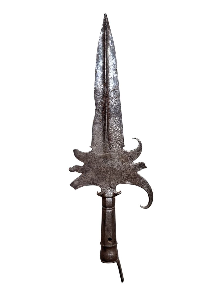 Hallebarde &ndash; Fer de pertuisane cisel&eacute; a d&eacute;cor de blason h&eacute;raldique - France - Haute &eacute;poque 