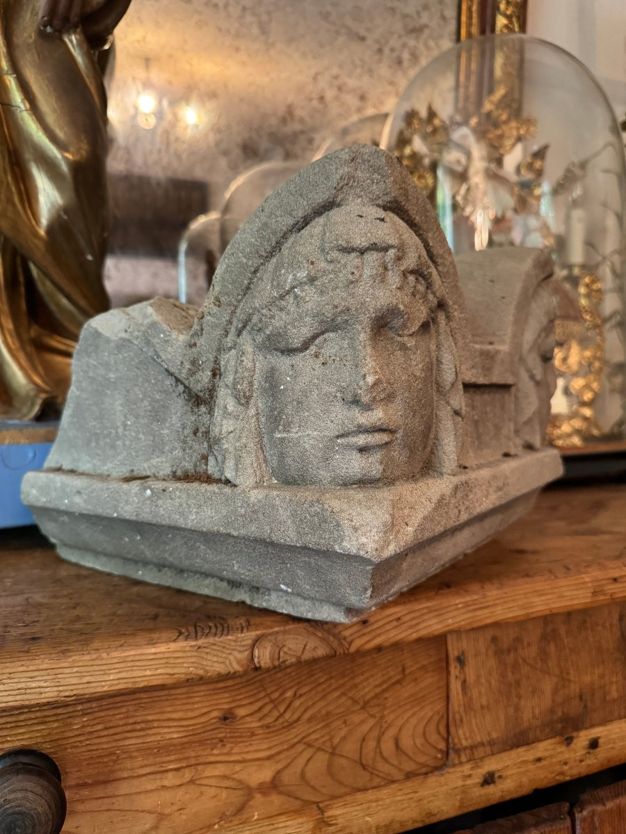 Statuaire M&eacute;di&eacute;val , Fragment architectural sculpt&eacute; &ndash; Visages de vierges voil&eacute;es - Haute &eacute;poque-photo-1