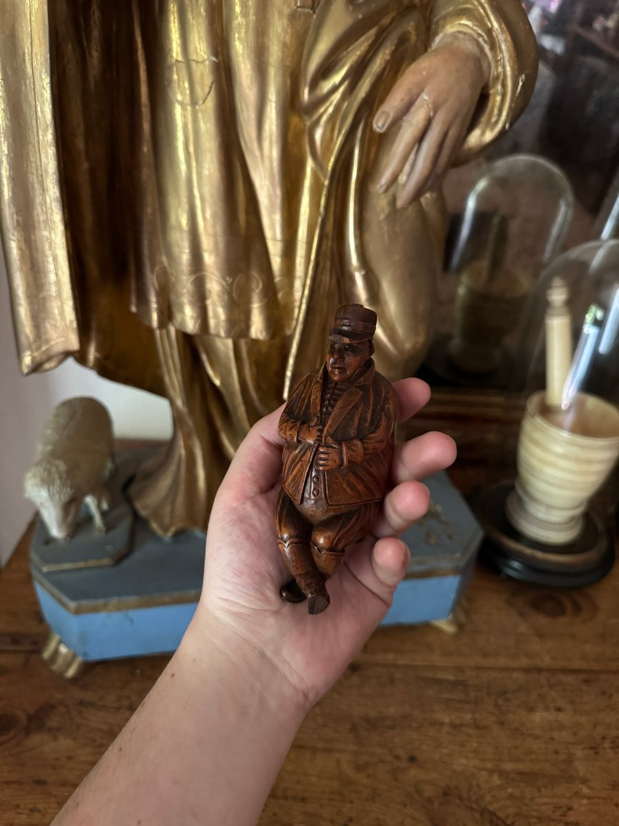 Musée – Tabatière anthropomorphe, secouette en bois sculpté – Homme en uniforme – Art populaire-photo-2