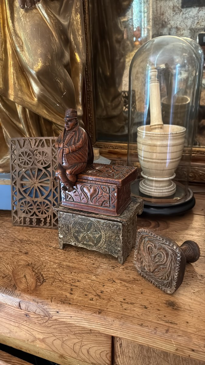 Museum - Large Carved Lace Folder - “at The Wheels Of Destiny” - Folk Art - Auvergne -photo-4