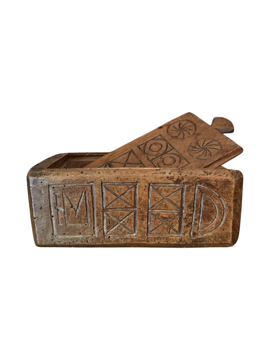 Coffret monoxyle – Bois sculpté – Art populaire – Auvergne – Boîte – Coffre – Art primitif
