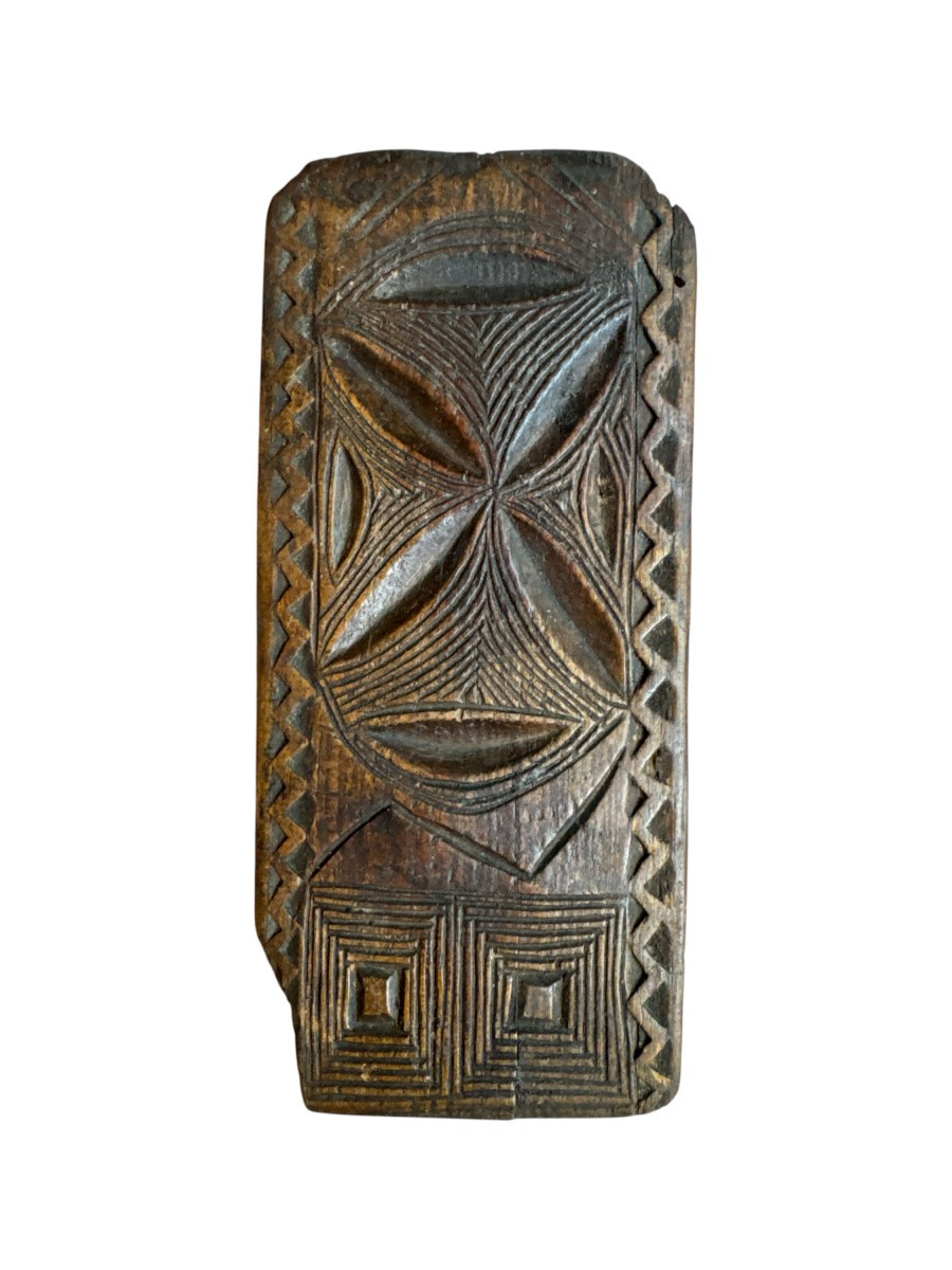 Plioir de dentelli&egrave;re sculpt&eacute;, Plioir &agrave; dentelle &ndash; &ldquo;G&eacute;om&eacute;tries du fil&rdquo; &ndash; Art populaire &ndash; Auvergne