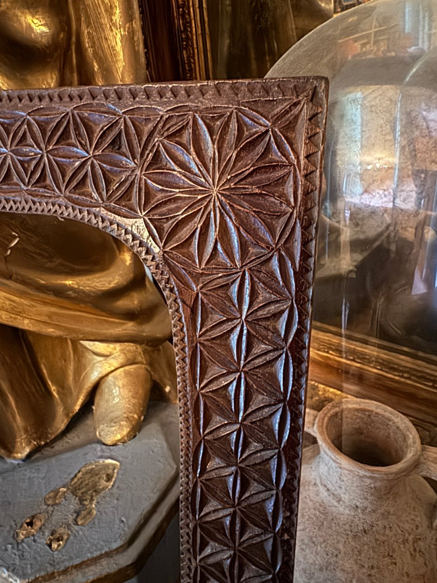 Mus&eacute;e - Cadre monoxyle sculpt&eacute; au couteau &ndash; Art populaire &ndash; D&eacute;cor g&eacute;om&eacute;trique-photo-3