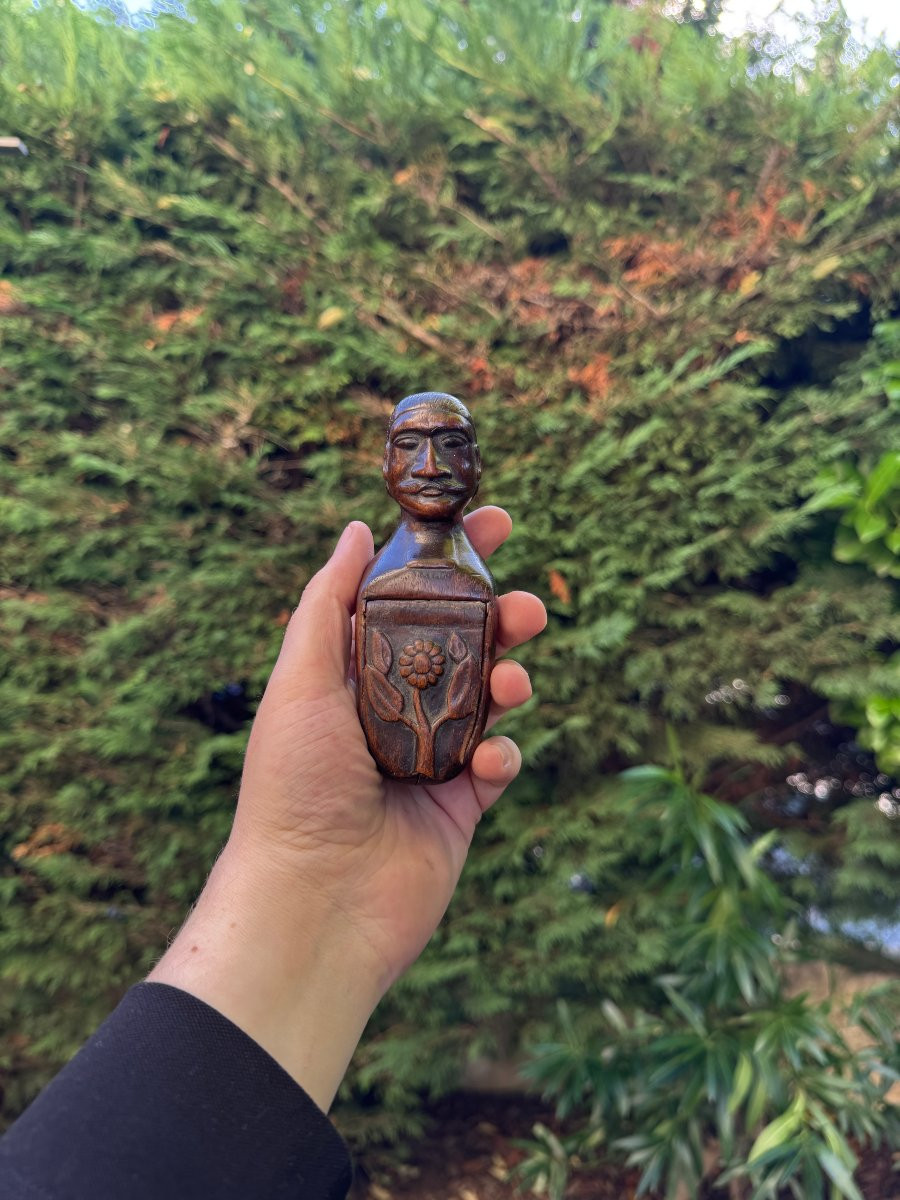 Musée – Tabatière anthropomorphe – Curé moustachu – Bois sculpté – Art populaire – Satire-photo-7