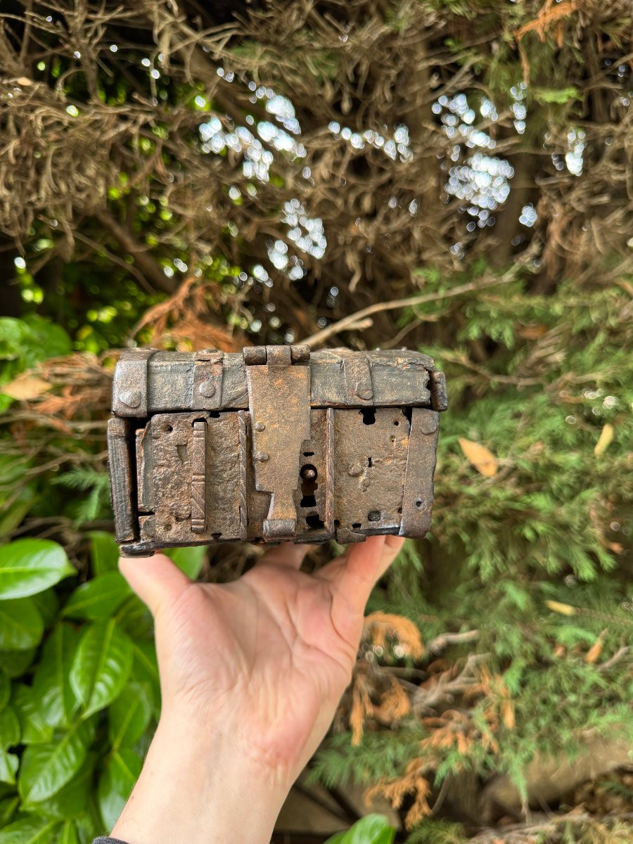 Mus&eacute;e &ndash; Coffret de messager &ndash; Cassette gothique &agrave; ferrures rivet&eacute;es &ndash; France &ndash; Haute &Eacute;poque-photo-4