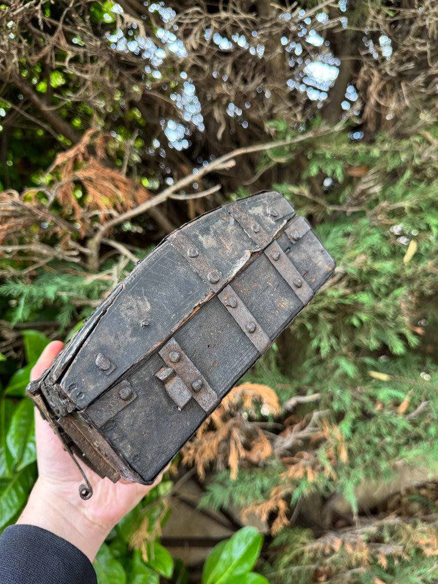 Mus&eacute;e &ndash; Coffret de messager &ndash; Cassette gothique &agrave; ferrures rivet&eacute;es &ndash; France &ndash; Haute &Eacute;poque-photo-2