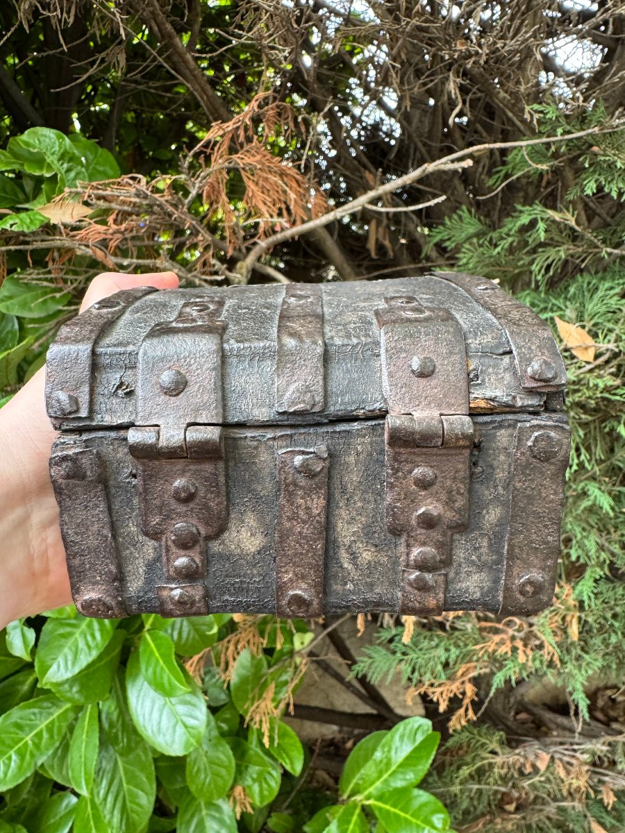 Mus&eacute;e &ndash; Coffret de messager &ndash; Cassette gothique &agrave; ferrures rivet&eacute;es &ndash; France &ndash; Haute &Eacute;poque-photo-4