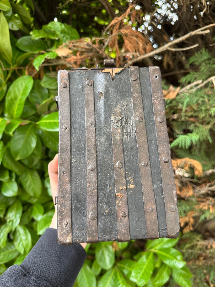 Mus&eacute;e &ndash; Coffret de messager &ndash; Cassette gothique &agrave; ferrures rivet&eacute;es &ndash; France &ndash; Haute &Eacute;poque-photo-5