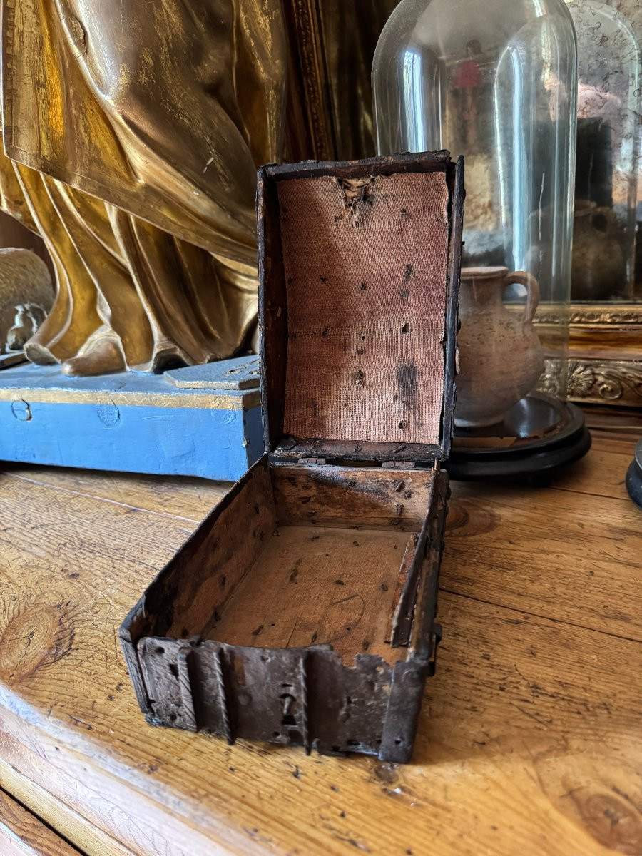 Mus&eacute;e &ndash; Coffret de messager &ndash; Cassette gothique &agrave; ferrures rivet&eacute;es &ndash; France &ndash; Haute &Eacute;poque-photo-6