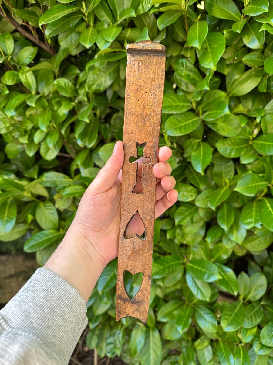 Sculpture, Clef de meuble de mariage – Croix et cœurs – Art populaire -photo-1