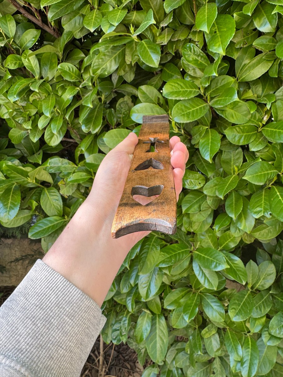 Sculpture, Clef de meuble de mariage – Croix et cœurs – Art populaire -photo-2