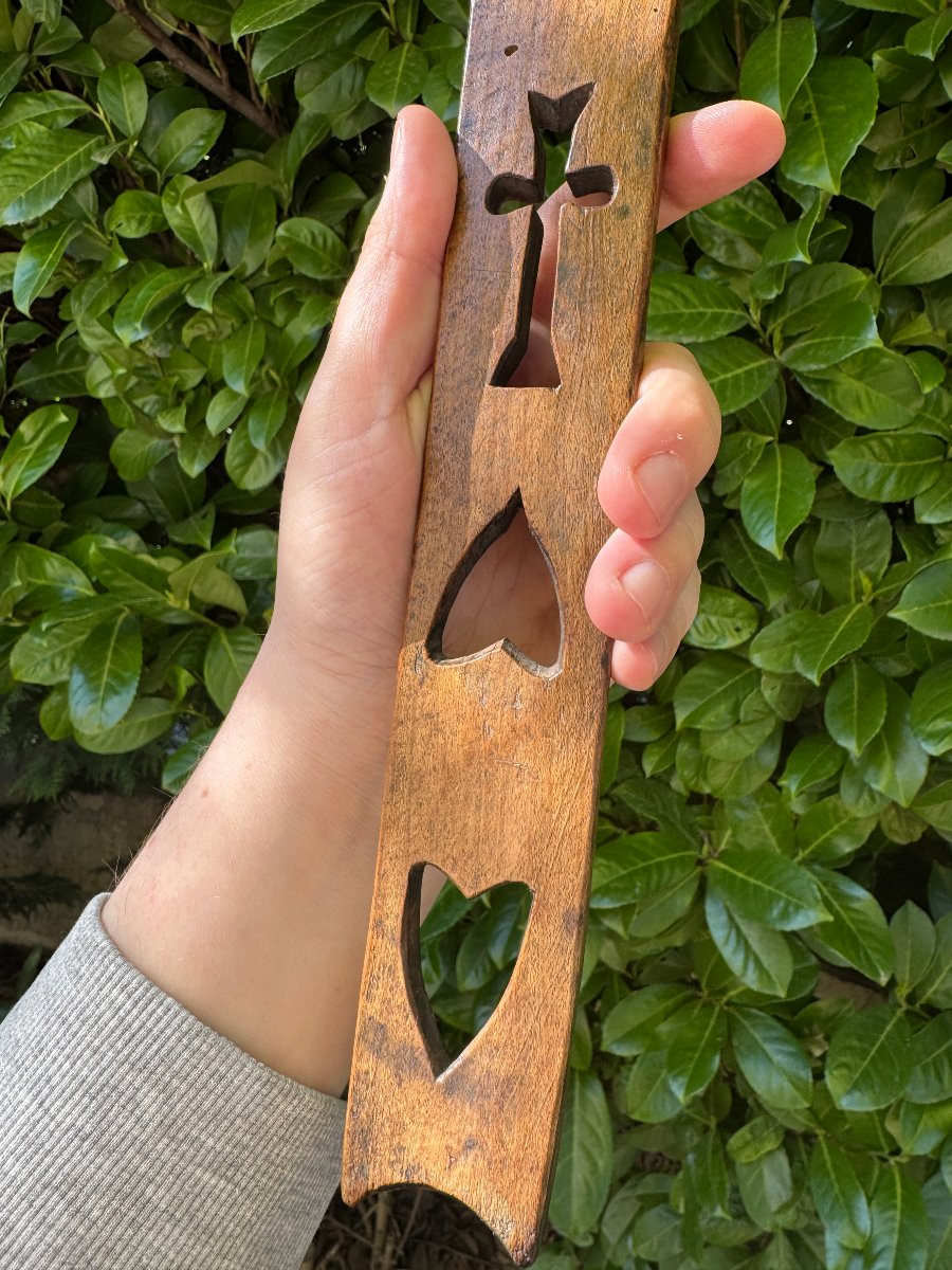 Sculpture, Clef de meuble de mariage – Croix et cœurs – Art populaire -photo-3