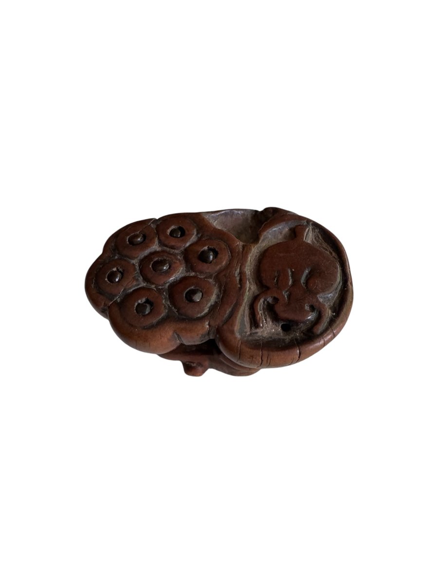 Netsuke – Fleur de lotus aux graines mobiles et insecte – Buis sculpté – Japon – Époque Edo 