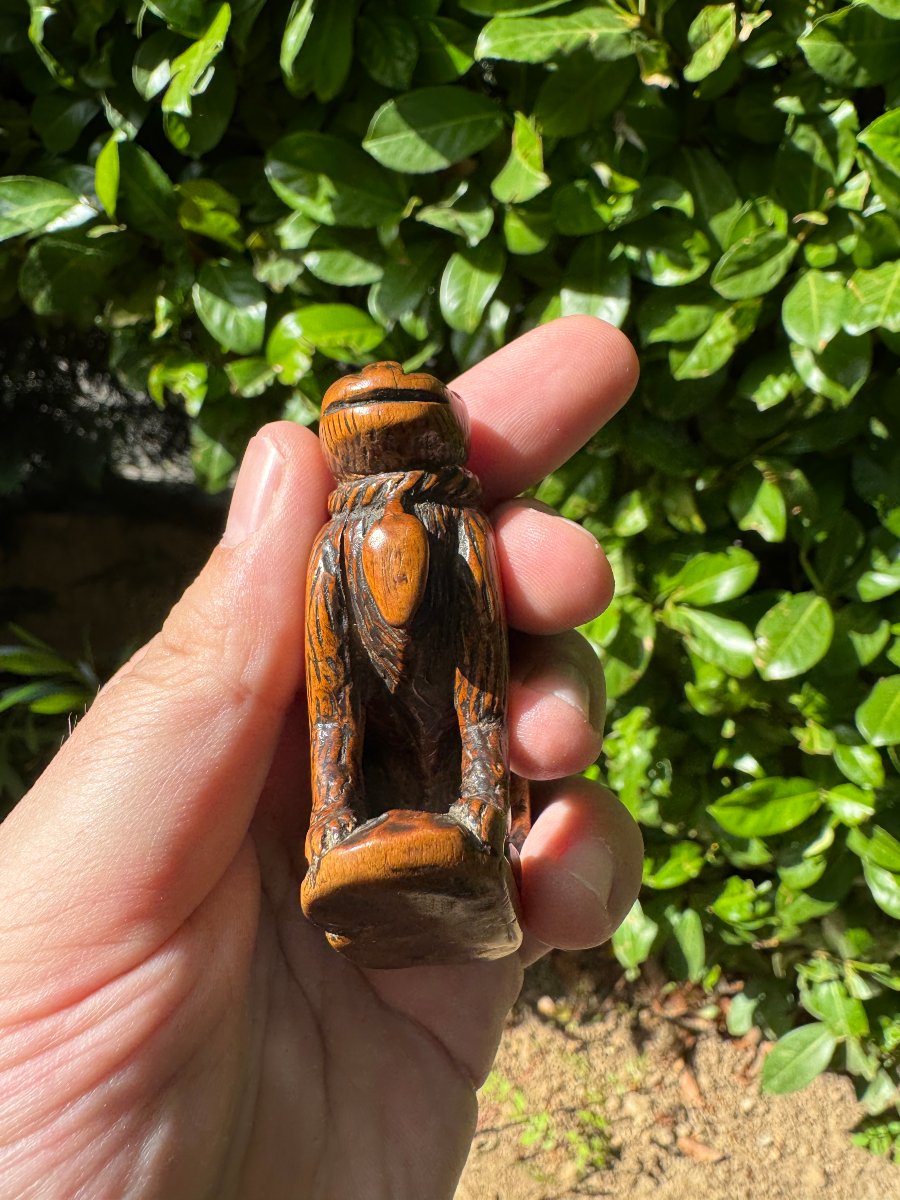 Netsuke – Singe acroupi (Saru) au collier de corde – Buis sculpté – Japon – Époque Edo-photo-3