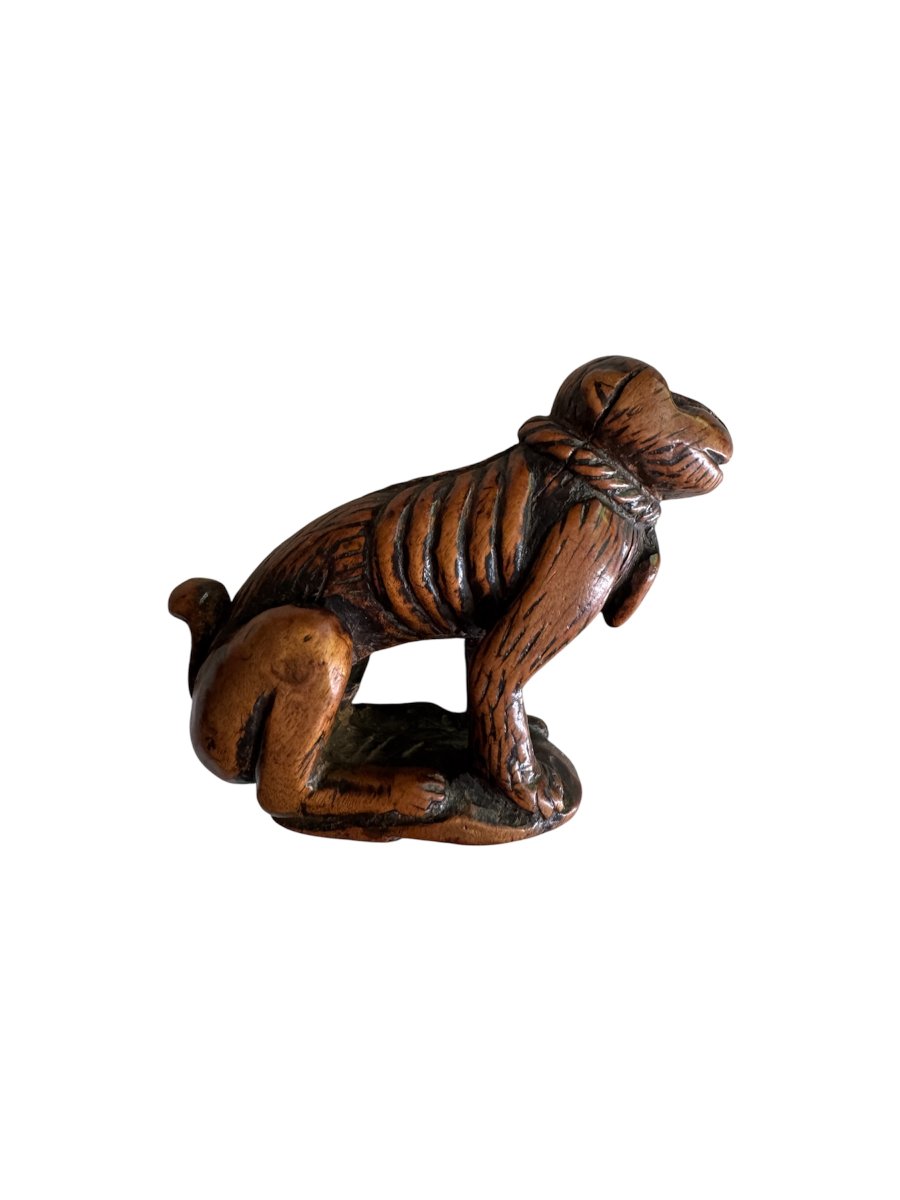 Netsuke – Singe acroupi (Saru) au collier de corde – Buis sculpté – Japon – Époque Edo