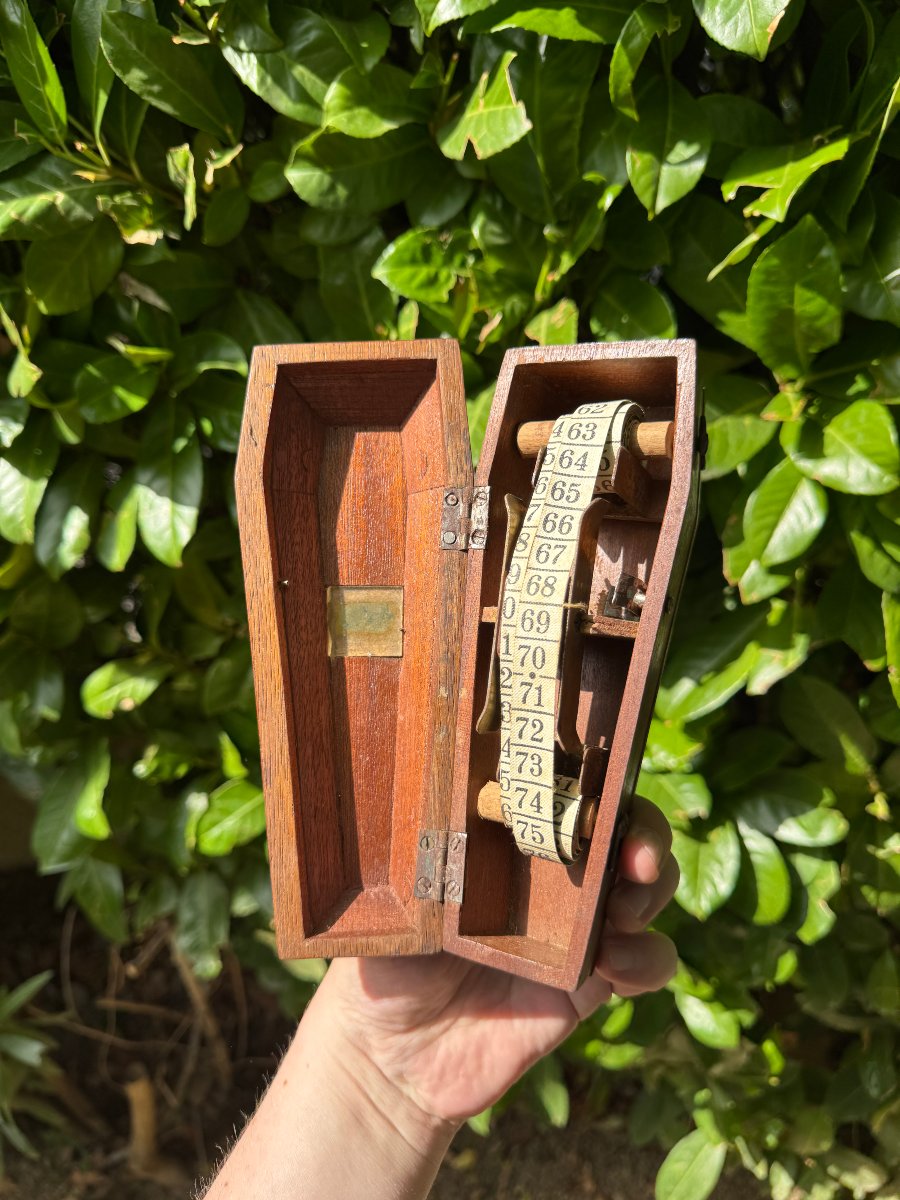 Curiosité, Mémento Mori – Père Cent en forme de cercueil – Compteur a système – art populaire-photo-5