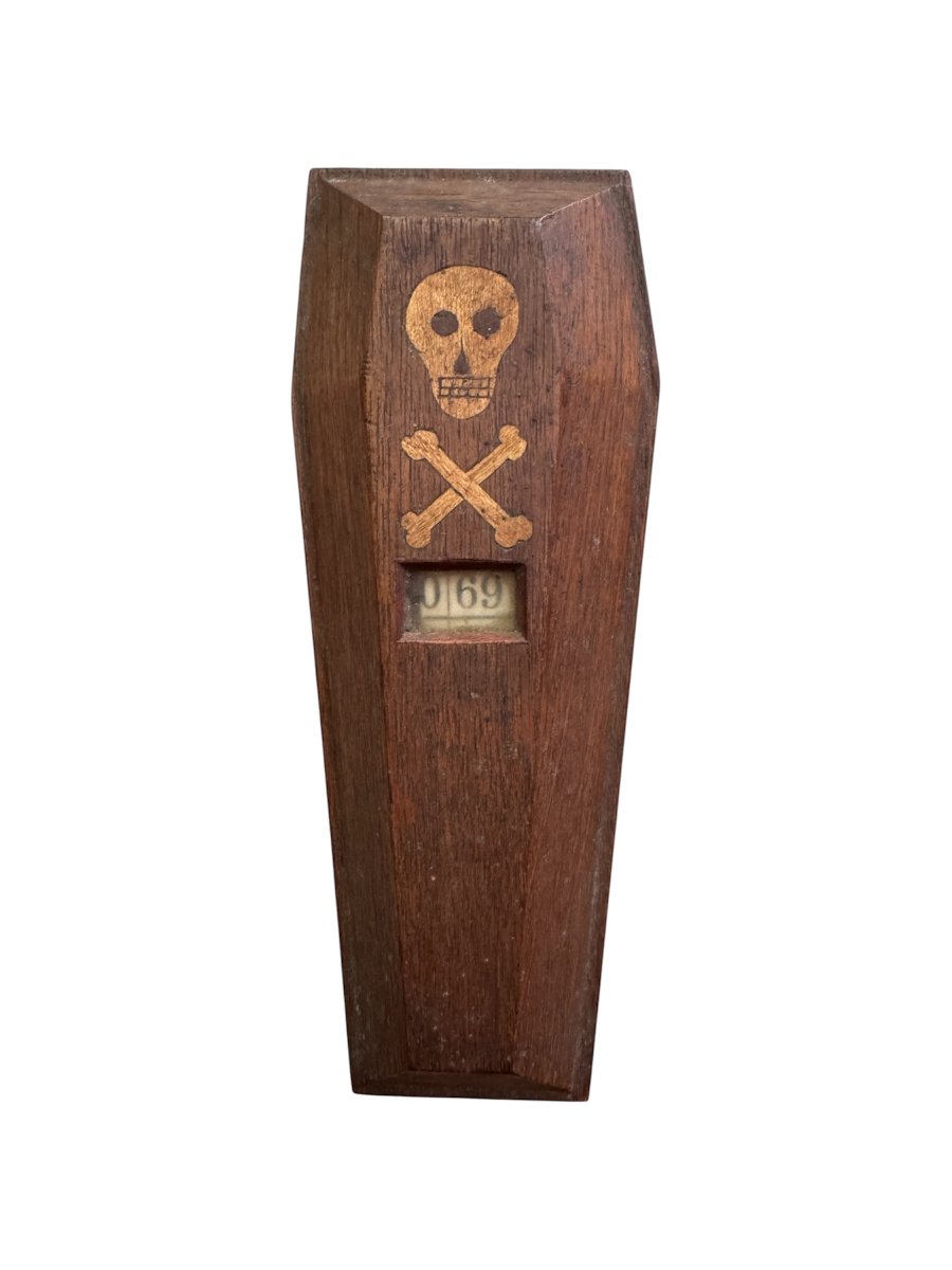 Curiosité, Mémento Mori – Père Cent en forme de cercueil – Compteur a système – art populaire