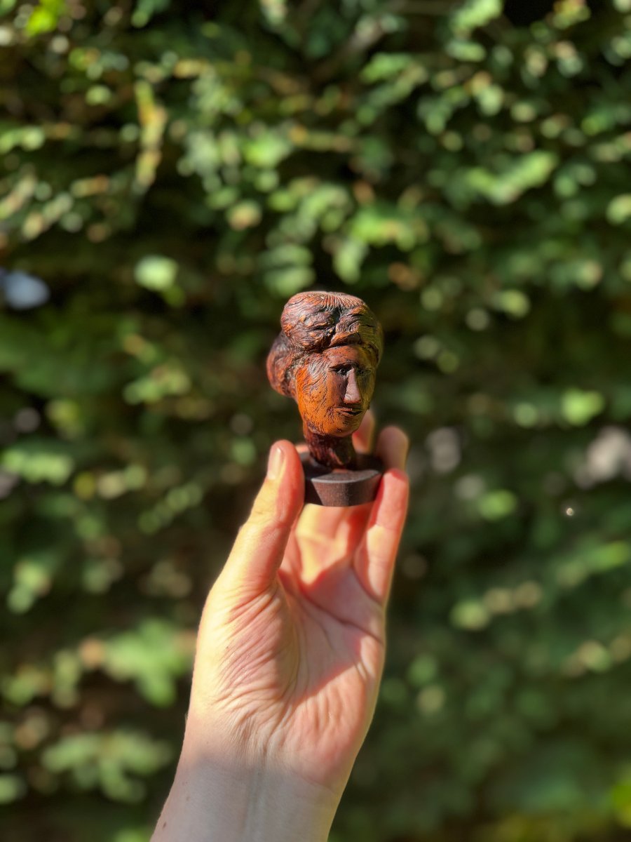 Sculpture - Visage, Buste féminin populaire sculpté dans une loupe de bois – Art populaire-photo-2