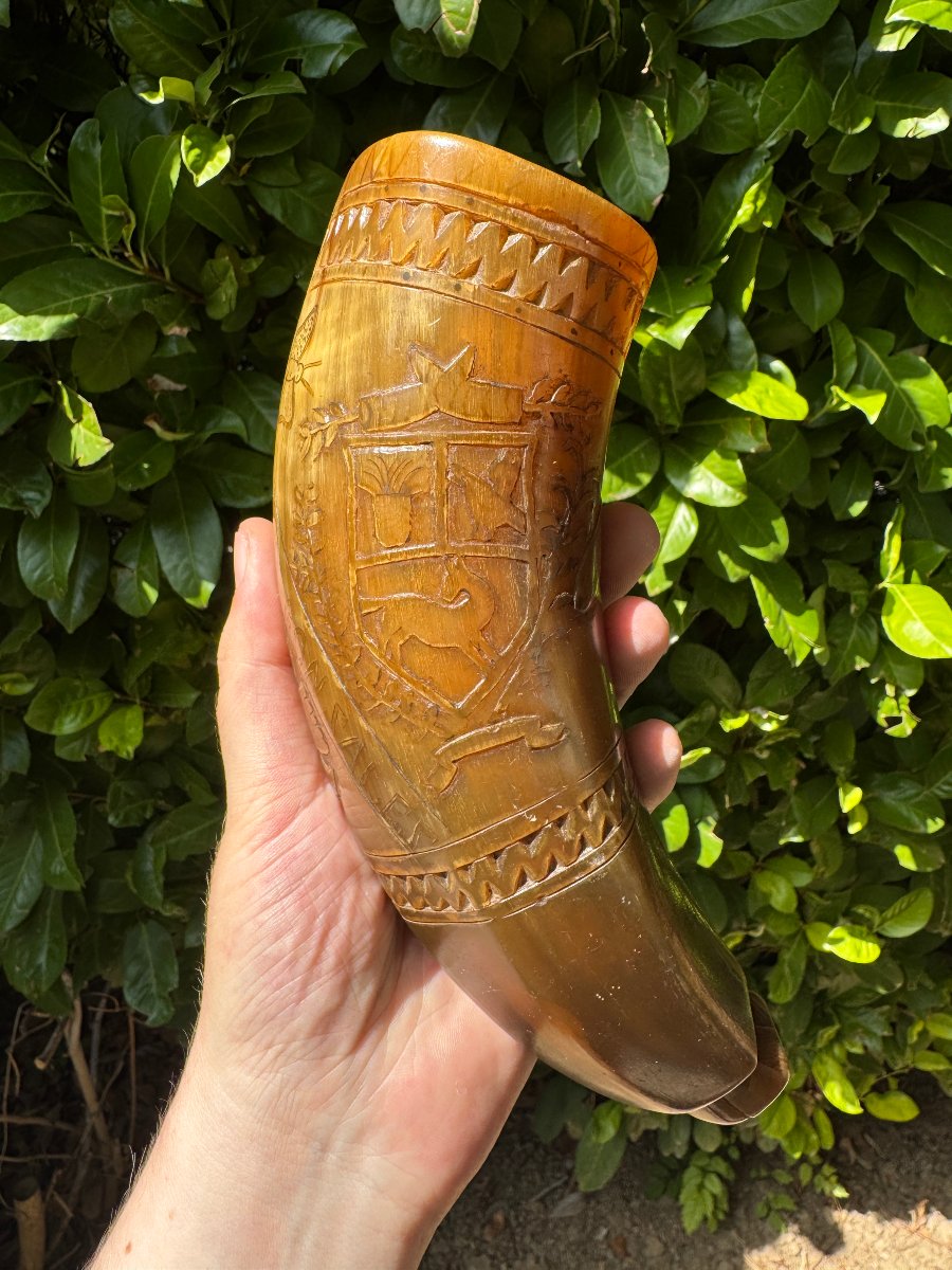 Tasse, coupe de chasse en corne sculptée – Décor héraldique et militaire – Art populaire-photo-2